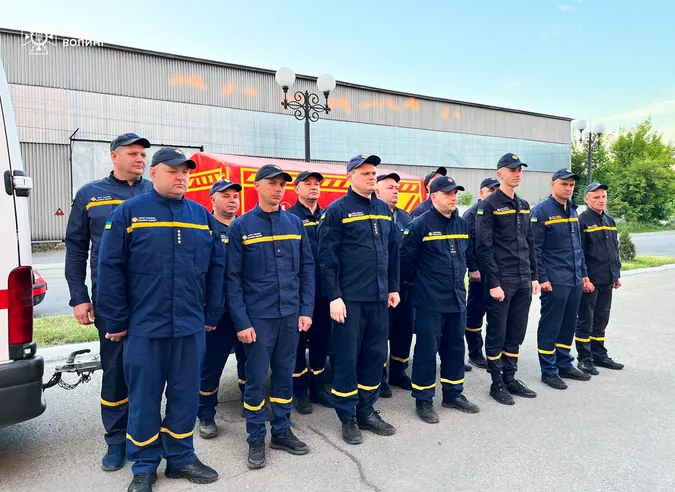 Волинські рятувальники разом з технікою поїхали на Донеччину (фото)