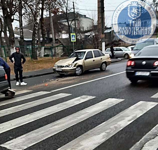 У Володимирі на переході біля школи зіткнулися легковики (фото)