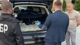 700 000 $ в авто: затримали волинського митника, який віз хабар у Київ (фото, відео)