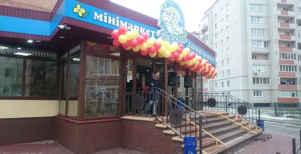 Фірмовий міні-маркет «УгринівМолоко» неподалік Варшавського ринку, на вулиці Зацепи, 4