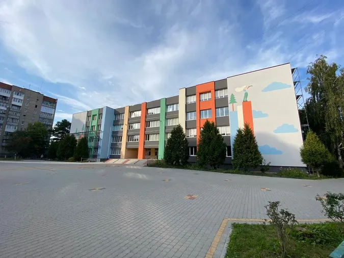 Яскраво і зі смаком: як виглядає новий фасад 26 школи (фото)