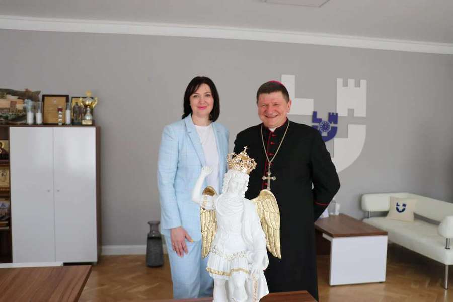 ЛНТУ отримав статуетку від Папи Римського і передасть до Києва (фото)