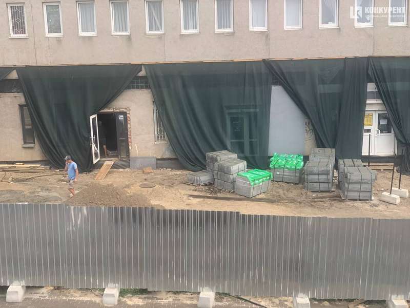 Вже все порозривали: у Луцьку активно працюють над новим сквером (фото)