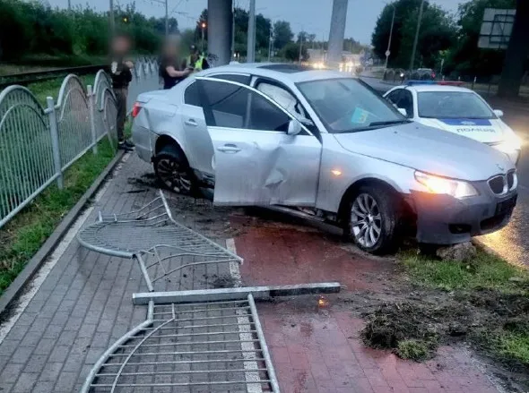 У Луцьку водій на BMW зніс паркан (фото, відео)