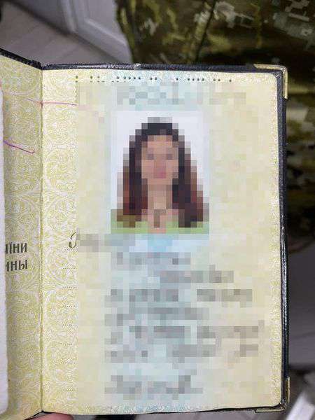 В перуці і з дитиною: киянин хотів утекти за кордон за паспортом дружини (фото)