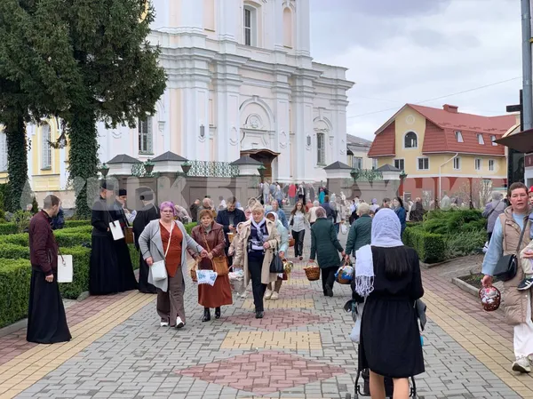 У храмах Луцька почали освячувати паски (фото, відео)