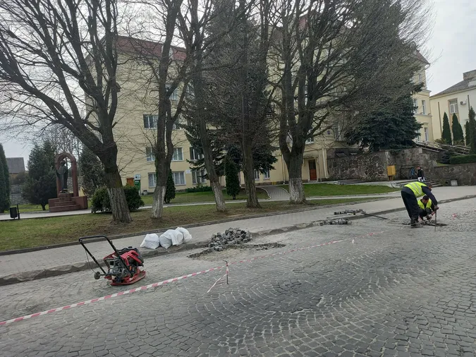 На дорозі біля Луцькради вкладають бруківку (фото)