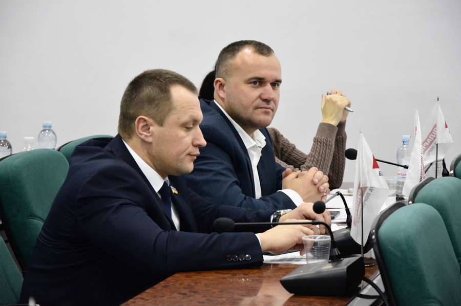 Депутати Андрій Авраменко та Петро Нестерук активно працювали на сесії><span class=