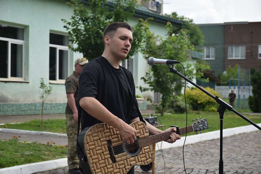 Волинський співак YAKTAK приїхав до прикордонників: стало відомо, для чого (фото, відео)