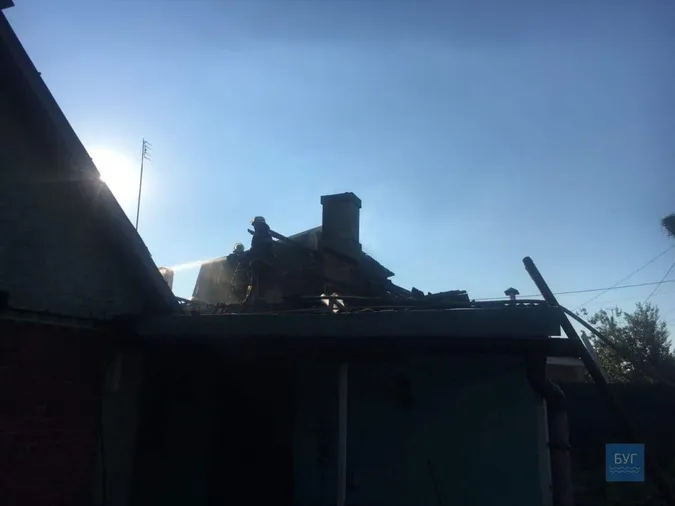 Згорів дах і побутові речі: у селищі на Волині палав будинок (відео)