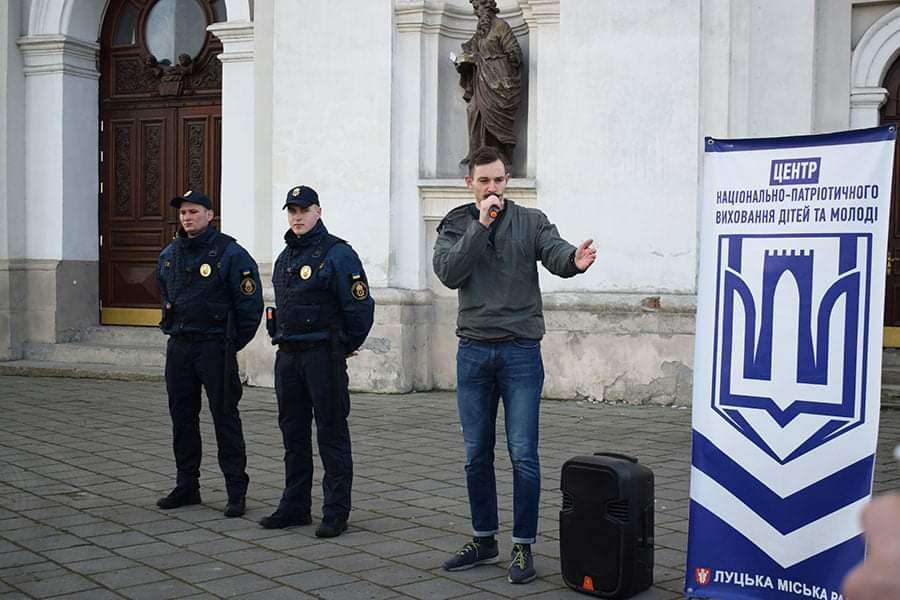 У Луцьку гвардійці та активісти позамальовували рекламу наркотиків (фото)