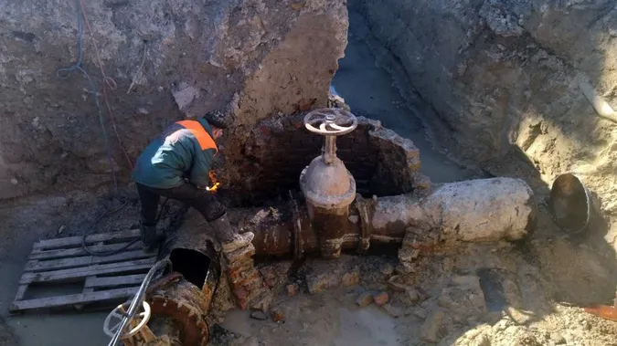 У Луцьку ремонтують частину старого водогону: коли відновлять водопостачання (фото)