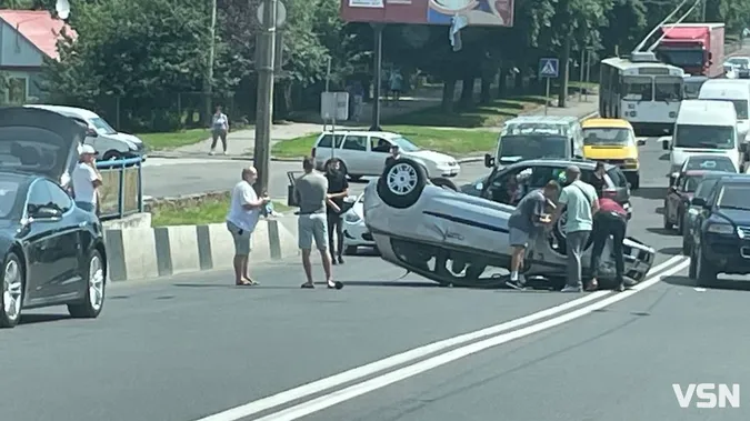 Влаштували перегони: у Луцьку на мосту перекинувся легковик (відео)