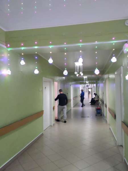 Ялинки та вогники: палати луцької лікарні святково прикрасили для пацієнтів (фото)