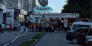 У Львові хлопець вимагає гроші та погрожує підірвати газ в будинку (відео)