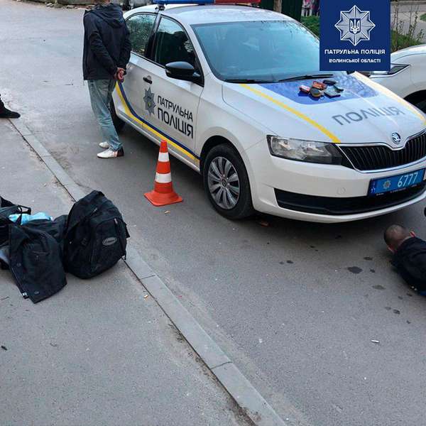 На Соборності в Луцьку патрульні затримали чоловіків з наркотиками (фото)