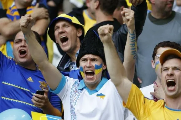 Футбольним вболівальникам дозволили повернутись на стадіони