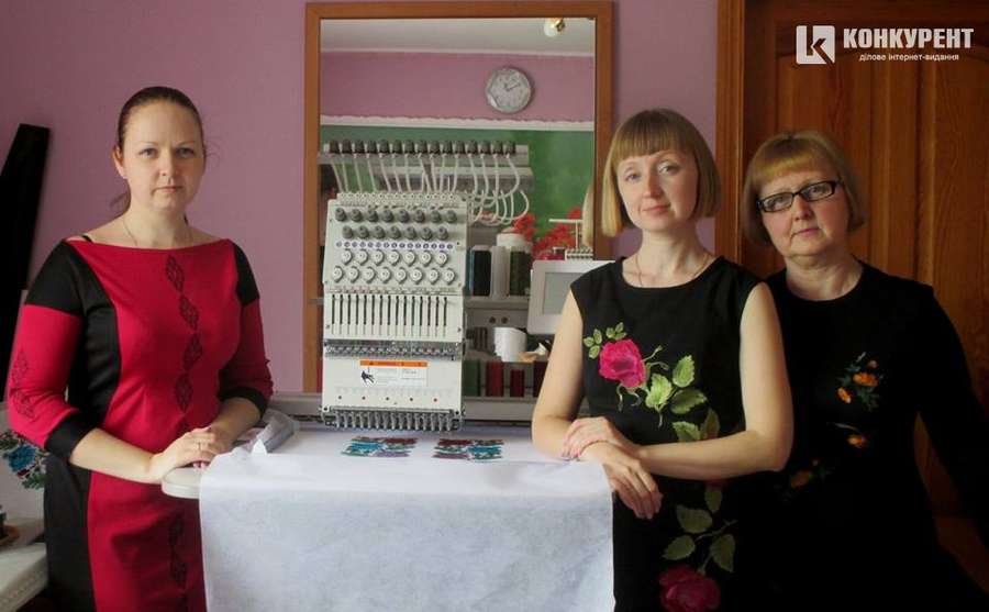 Майстрині-вишивальниці: Людмила Ткаченко (праворуч), Ярослава Гнатенко і Анастасія Погодаєва (ліворуч)><span class=