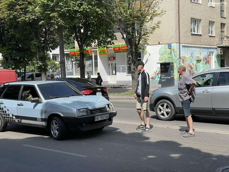 На Перемоги в Луцьку авто гепнулось в маршрутку, є затор (фото, відео)