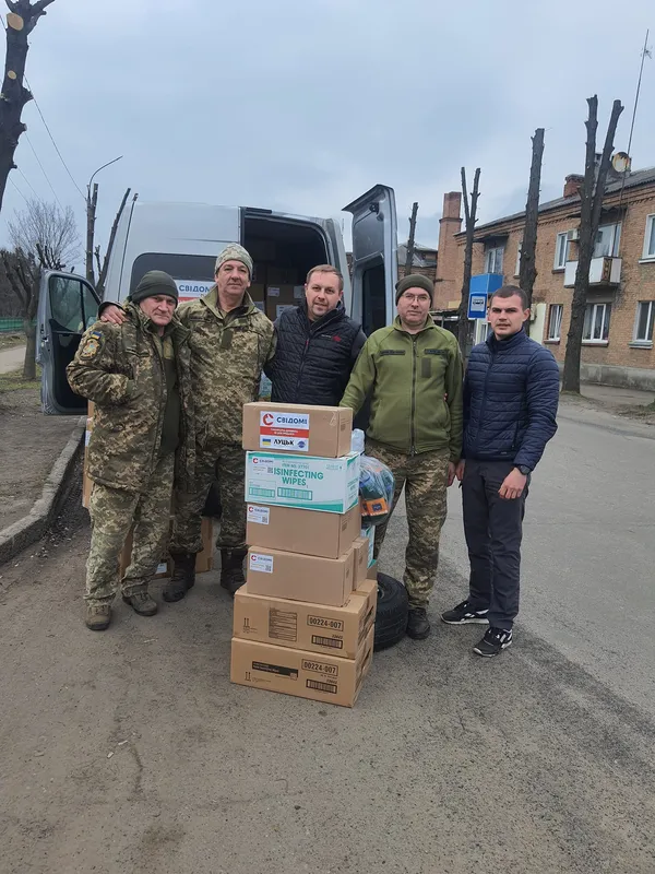 «Під звуки пострілів і вибухів»: луцькі волонтери привезли допомогу на Донеччину (фото, відео)