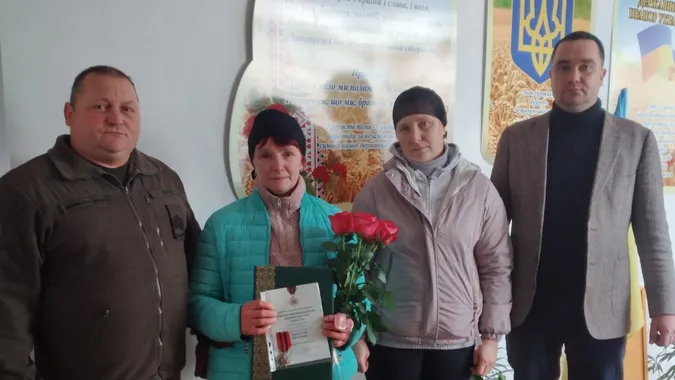 Мамі загиблого воїна з Маневиччини вручили відзнаку «Золотий хрест»