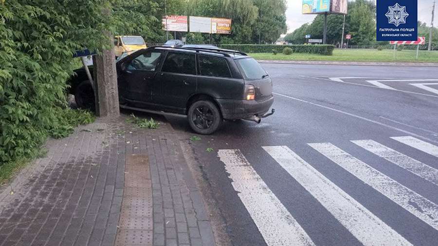 У Луцьку п'яний на Audi збив дорожній знак на переході (фото)