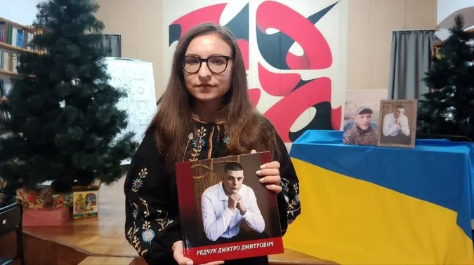 Дружина загиблого бійця Дмитра Редчука з Волині створила книгу у памʼять про чоловіка (відео)