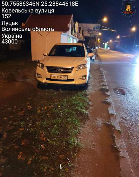 На тротуарах, на газонах: у Луцьку натрапили на «автохамів» (фото)