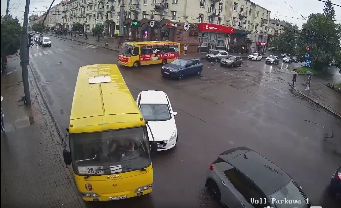 Видно, хто винен: показали момент зіткнення автобуса і легковика у центрі Луцька (відео)