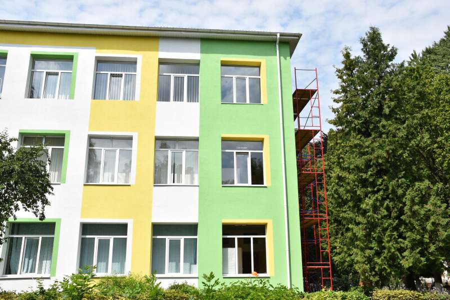 Новий дах та яскравий фасад: як у Луцьку ремонтують школу №15 (фото)