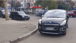 У Луцьку муніципали виписали майже 400 штрафів за неправильне паркування (фото)