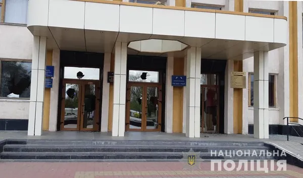 За розбиті вікна й двері в міськраді волинянину «світить» до п’яти років (фото)