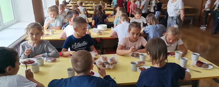 Булочки в пакеті: як в умовах карантину працюють шкільні їдальні в Луцьку (відео)