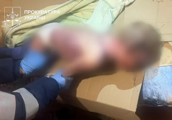 На Київщині затримали матір через смерть 2-річного сина: тіло знайшли у шафі (фото)