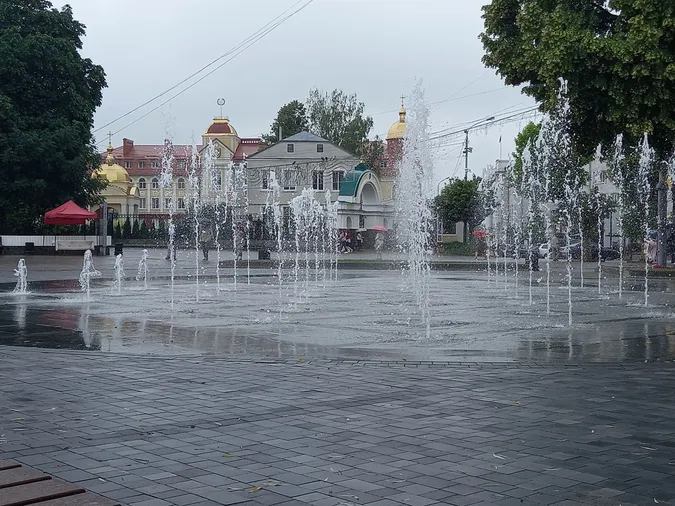 Фонтан у центрі Луцька працює навіть в дощ (фото, відео)