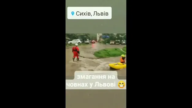 Потоп по-львівськи: на вулицях почали займатися рафтингом (відео)
