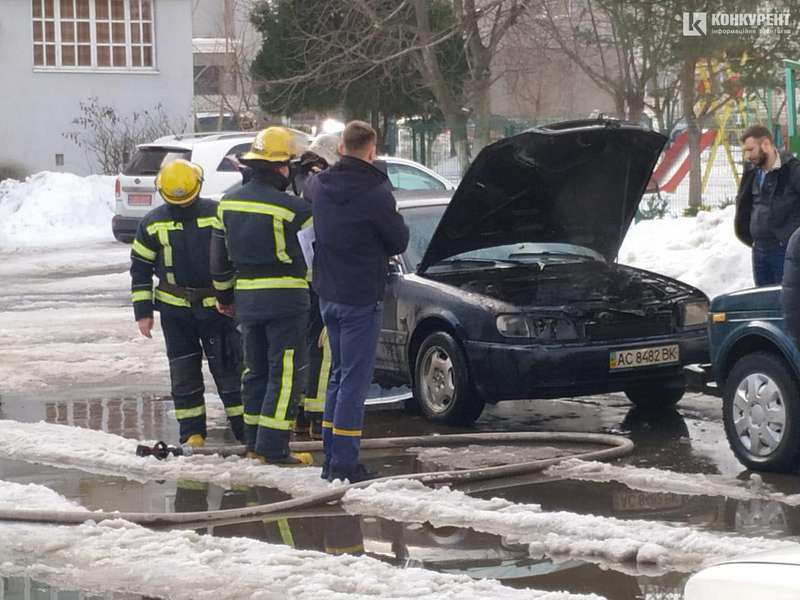 Просто посеред двора: у Луцьку згорів автомобіль (фото). ОНОВЛЕНО