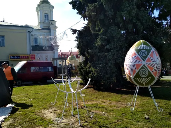Центр Луцька облагороджують до Пасхи (фото)