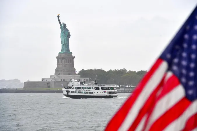У США посилять правила видачі віз і «зелених карт»