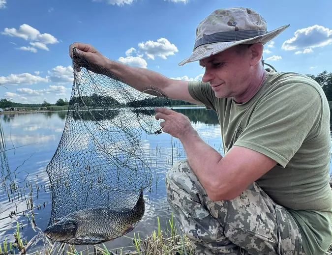 На риболовному турнірі серед захисників зловили коропа вагою майже 2 кілограми (фото)