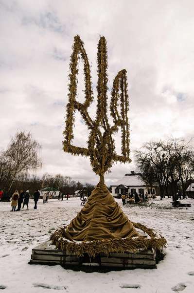 У Києві встановили найбільший тризуб з дідухів в Україні (фото)