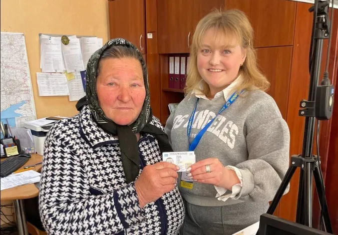 У Камені-Каширському вперше видали безстрокову ID-картку 71-річній жінці