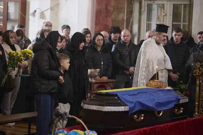 Луцьк навколішки попрощався з загиблим на Донеччині захисником Олексієм Федоренком