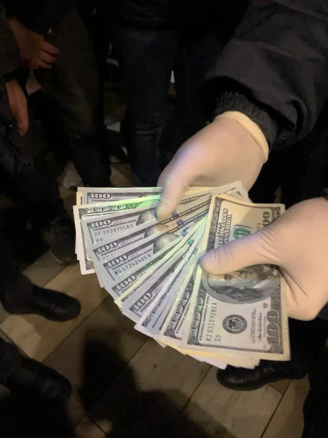 Волинський посадовець попався на хабарі у 2 тисячі доларів