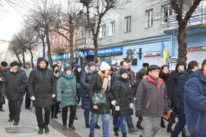 Пам'ятаємо: Луцьк вшанував жертв Голодоморів (фото)