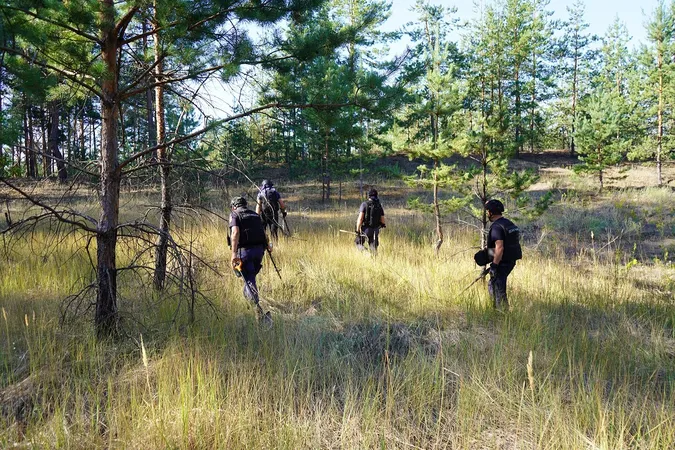 Як сапери з Волині розміновують ліс на Донеччині (фото)