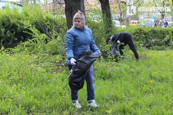 Депутати Луцькради прибирали місто (фото)