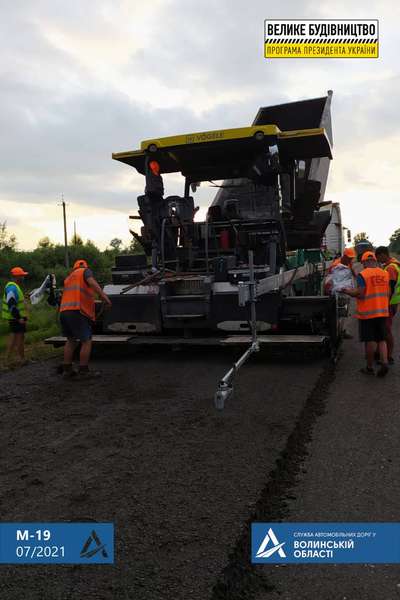 На Ратнівщині цілодобово ремонтують дорогу: рух – в реверсному режимі (фото)