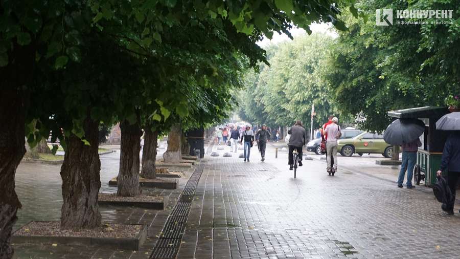 Мокрі етюди: як у серці Луцька люди тікали від літнього дощу (фото)