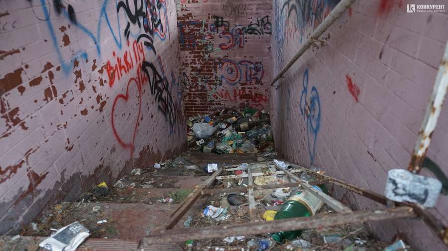 У Луцьку громадські туалети по вінця закидані сміттям (фото)